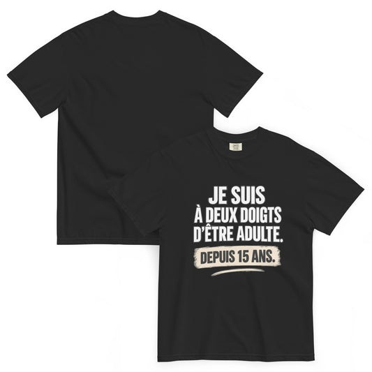 T-shirt humour Je suis à deux doigts d’être adulte depuis 15 ans – vue recto verso