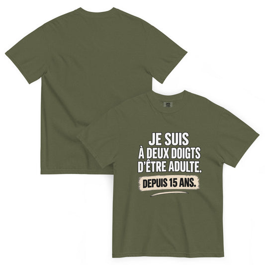 T-shirt humour Je suis à deux doigts d’être adulte depuis 15 ans – vue recto verso